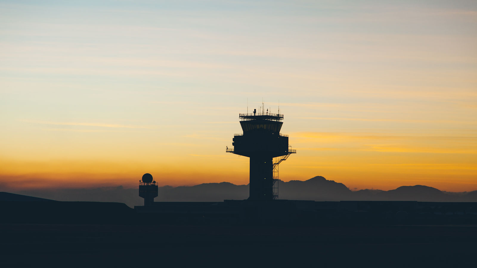 airport-traffic-controller-tower-2023-11-27-05-32-34-utc
